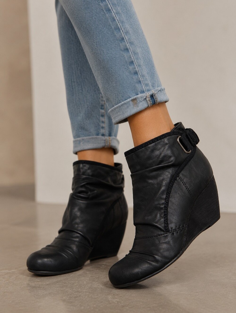 🖤👢🍂 Blowfish Malibu Black Wedge Booties Size 8 Slouch Ankle Boots Boho Casual